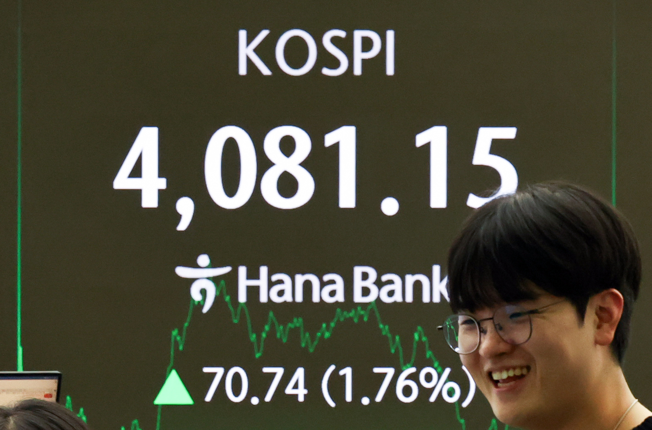 An electronic trading board at Hana Bank's dealing room in Seoul shows the Kospi closing at 4,081.15, gaining 70.74 points, or 1.76 percent, from the previous session. (Newsis)