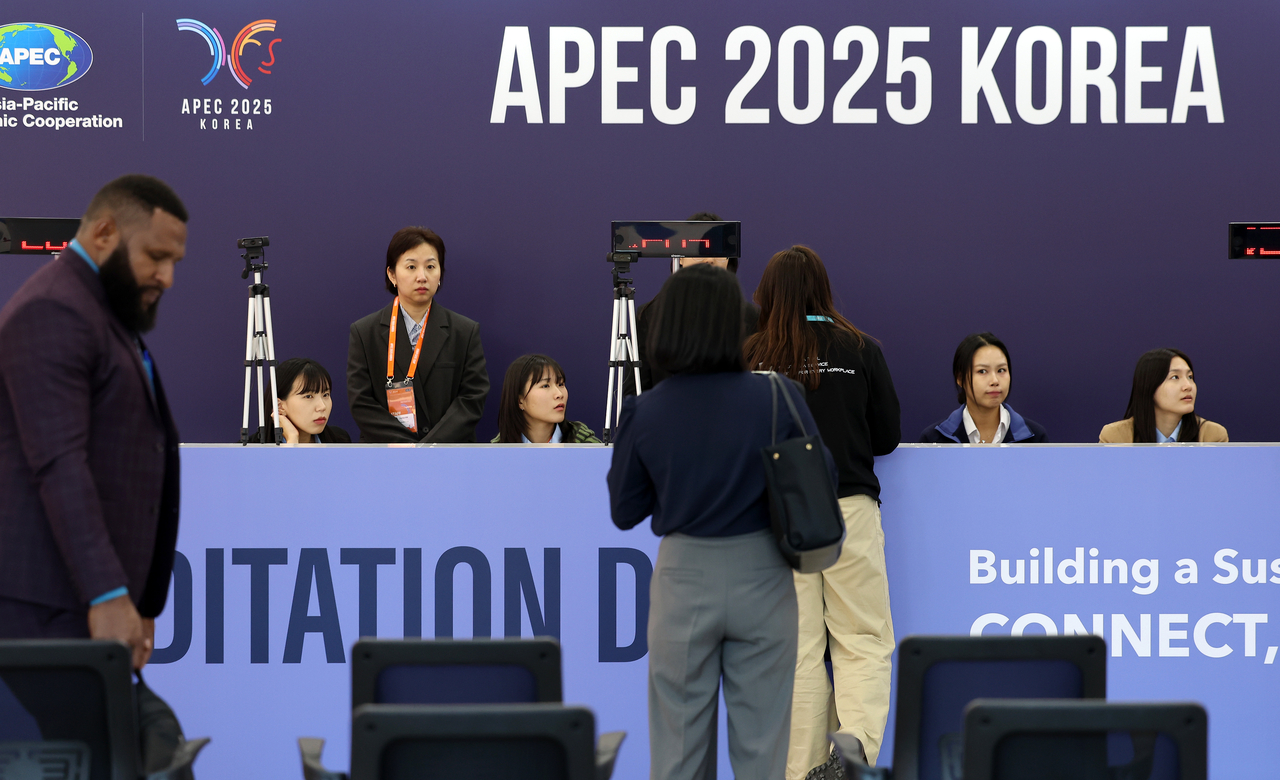 Visitors register for the Asia-Pacific Economic Cooperation (APEC) gathering in the southeastern city of Gyeongju on Monday. (Yonhap)