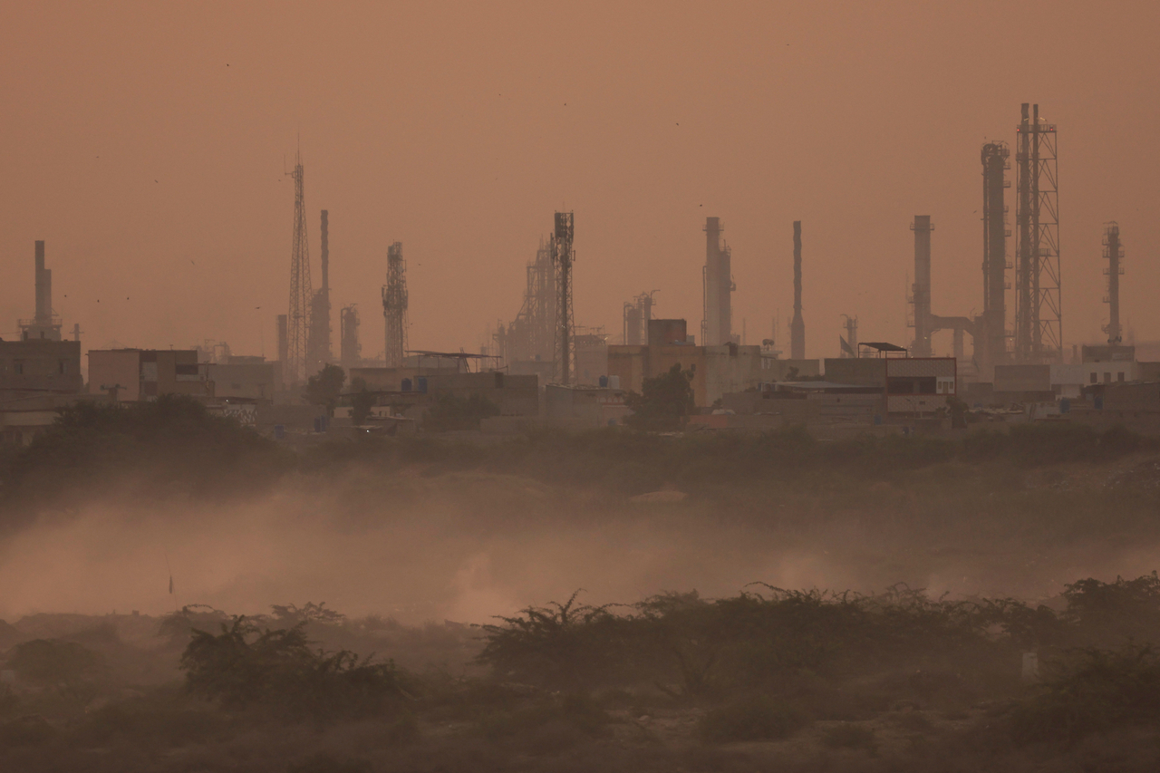 Industrial area amid smog and air pollution in the morning, in Karachi, Pakistan, Oct. 11 (Reuters-Yonhap)