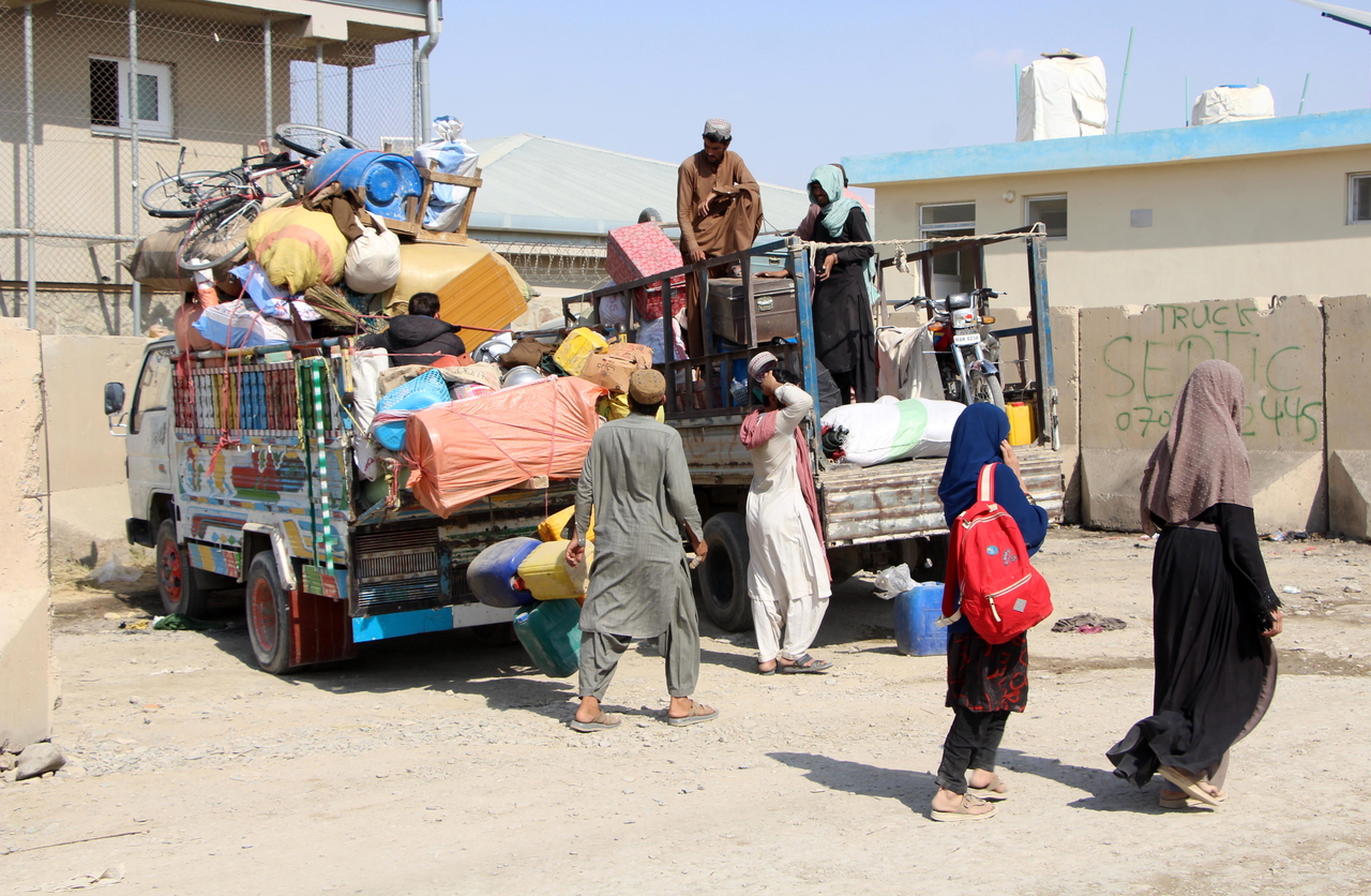 Afghan refugees wait on trucks at the Afghan-Pakistan border as they return home, in Kandahar, Afghanistan, Monday. (EPA-Yonhap)