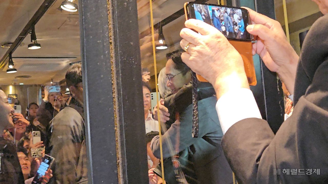 젠슨황 엔비디아 CEO와 이재용 삼성전자 회장이 포옹하며 반갑게 인사하는 모습