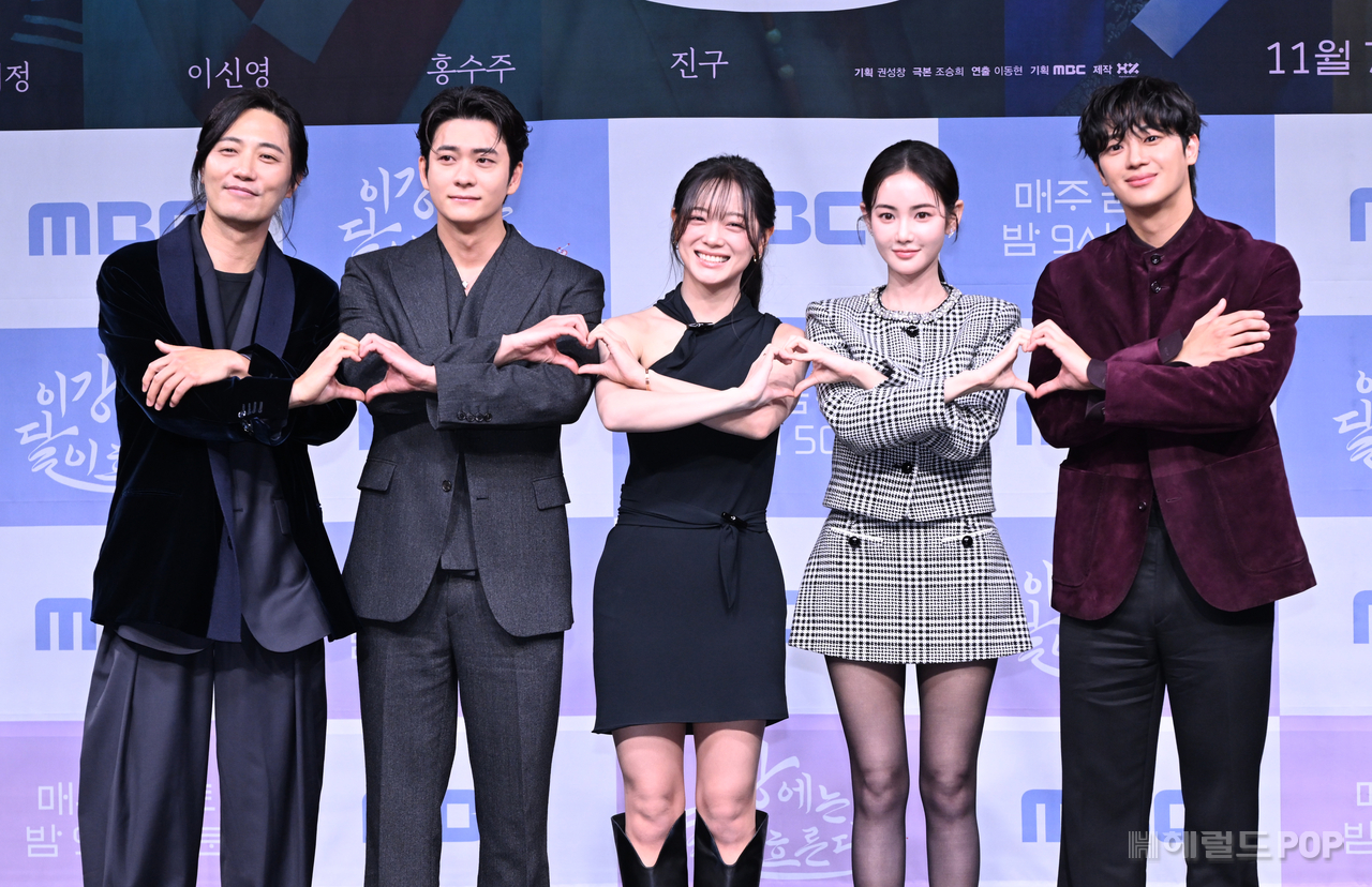 [헤럴드POP=윤병찬 기자] MBC 새 금토드라마<이 강에는 달이 흐른다>제작발표회가 30일 오전 서울 상암동 MBC골든마우스 홀에서 열리고 있다.
이날 행사에는 배우 강태오, 김세정, 이신영, 홍주구, 진구, 이동현PD 등이 자리했다.