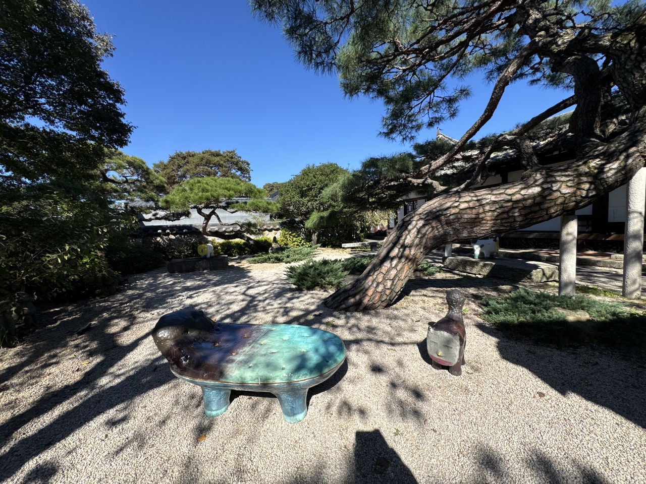 Lee Hun Chung's works displayed at the yard of Yosukgong 1779 (Park Ga-young/The Korea Herald)
