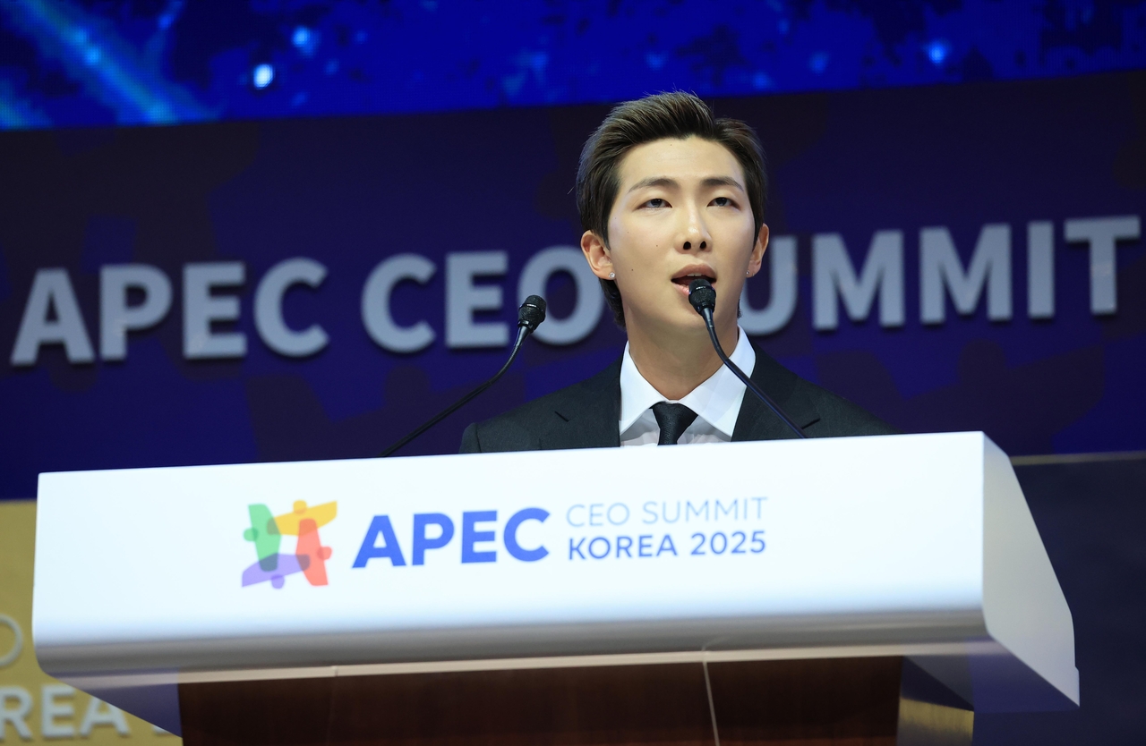 그룹 방탄소년단(BTS)의 리더 RM이 29일 경북 경주 예술의전당에서 열린 ‘2025 아시아태평양경제협력체(APEC) 최고경영자(CEO) 서밋’에 참석해 ‘APEC 지역 내 문화산업과 K-컬쳐 소프트파워’를 주제로 연설하고 있다.  [연합]