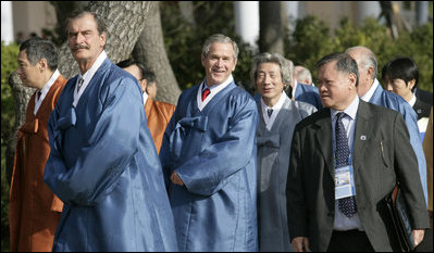 Then-US President George W. Bush (center left) walks behind then-Mexican President Vicente Fox (far left) and then-Japanese Prime Minister Junichiro Koizumi (behind Bush) at the Nurimaru APEC House in Busan during the Asia-Pacific Economic Cooperation summit in November 2005. All are dressed in hanbok, Korea’s traditional attire, specially prepared for the event. (The White House Archives)