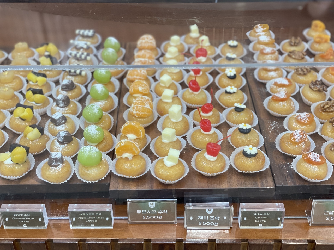 Variety of juak in Yangweoldaeg (Hong Yoo/The Korea Herald)