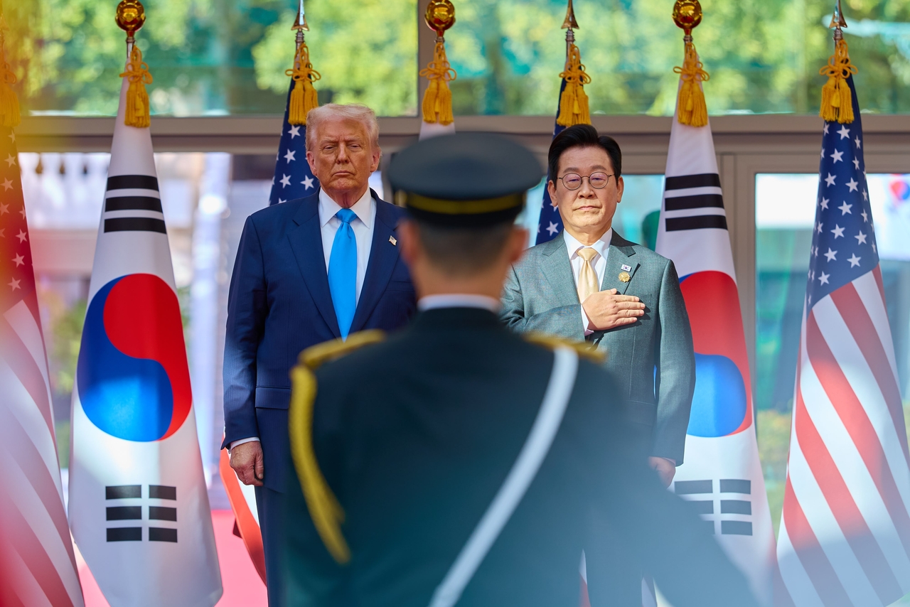 President Trump and President Lee review the honor guard during the welcoming ceremony in Gyeongju, North Gyeongsang Province, on Wednesday. (Yonhap)