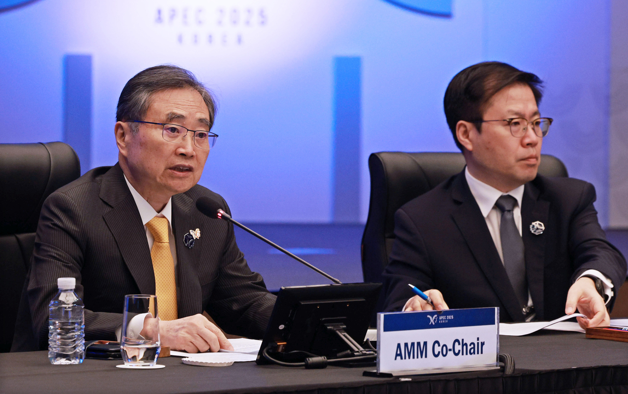 Foreign Minister Cho Hyun (L) co-chairs the APEC Ministerial Meeting with Trade Minister Yeo Han-koo at a venue in Gyeongju on Thursday. (Yonhap)
