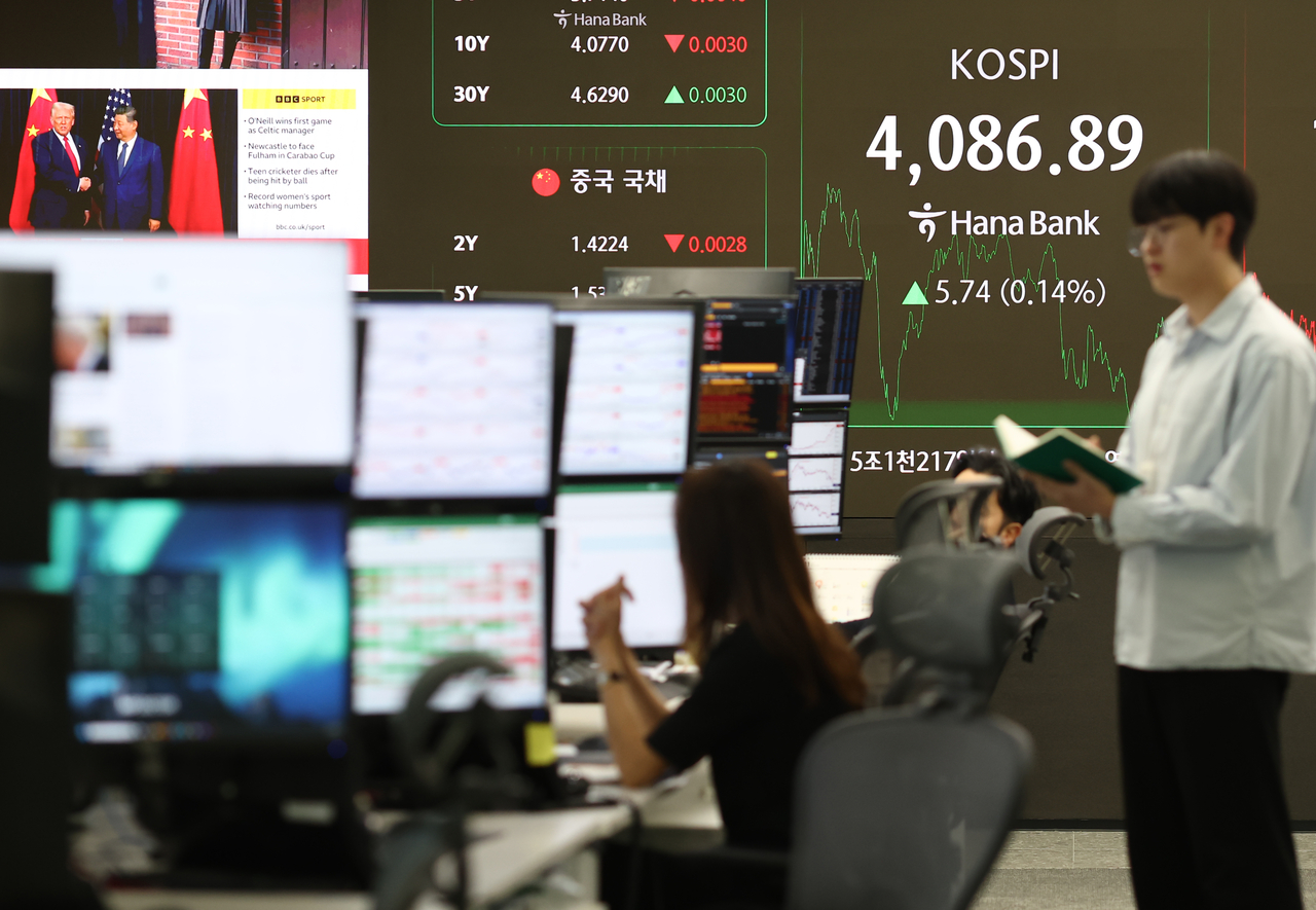 An electronic board showing the Korea Composite Stock Price Index at a dealing room of the Hana Bank headquarters in Seoul on Thursday. (Yonhap)