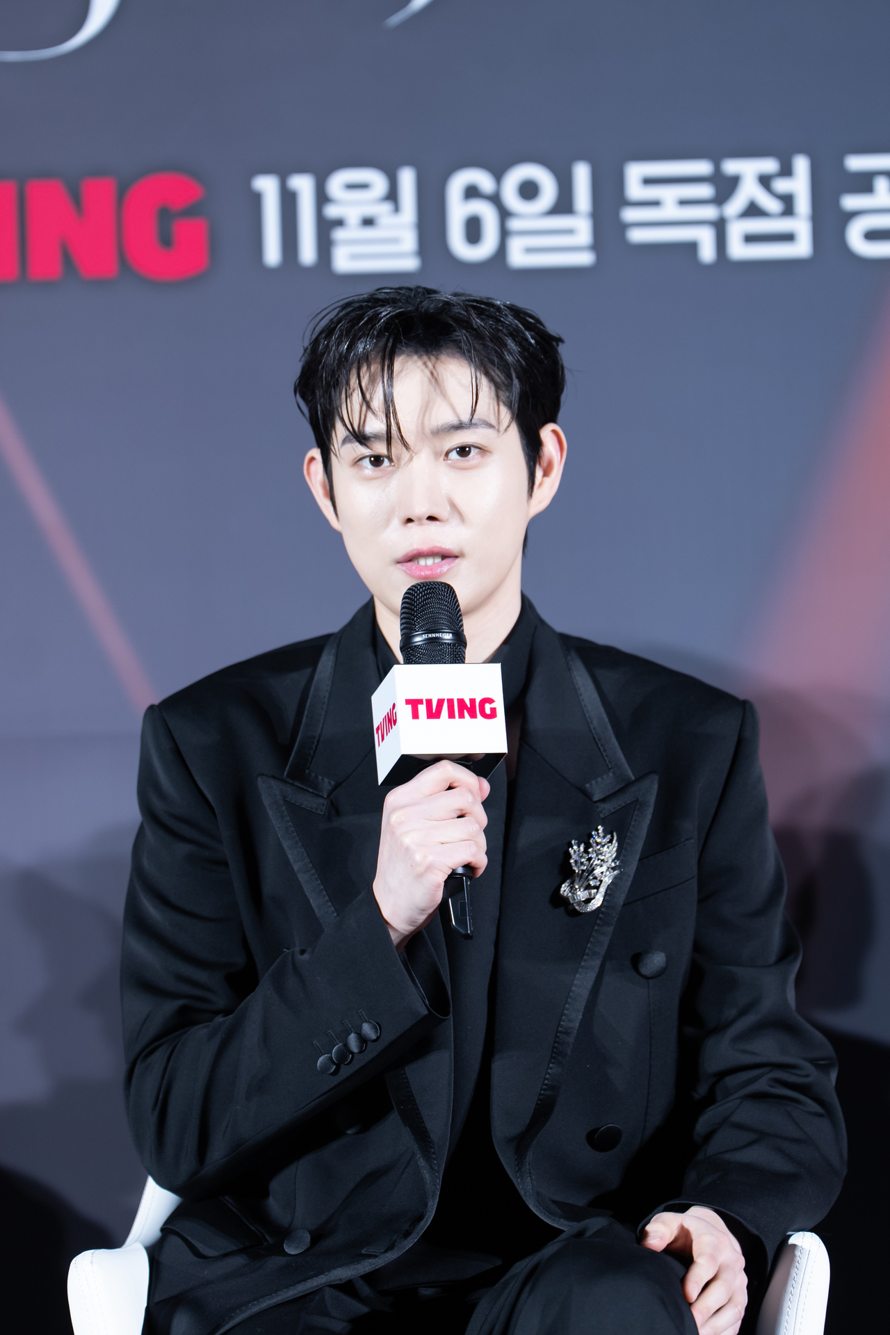 30일 오후 서울 CGV 용산아이파크몰에서 티빙 오리지널 <친애하는 X>가 제작발표회를 열었다. 현장에서 질문에 답하고 있는 김영대. [티빙 제공]