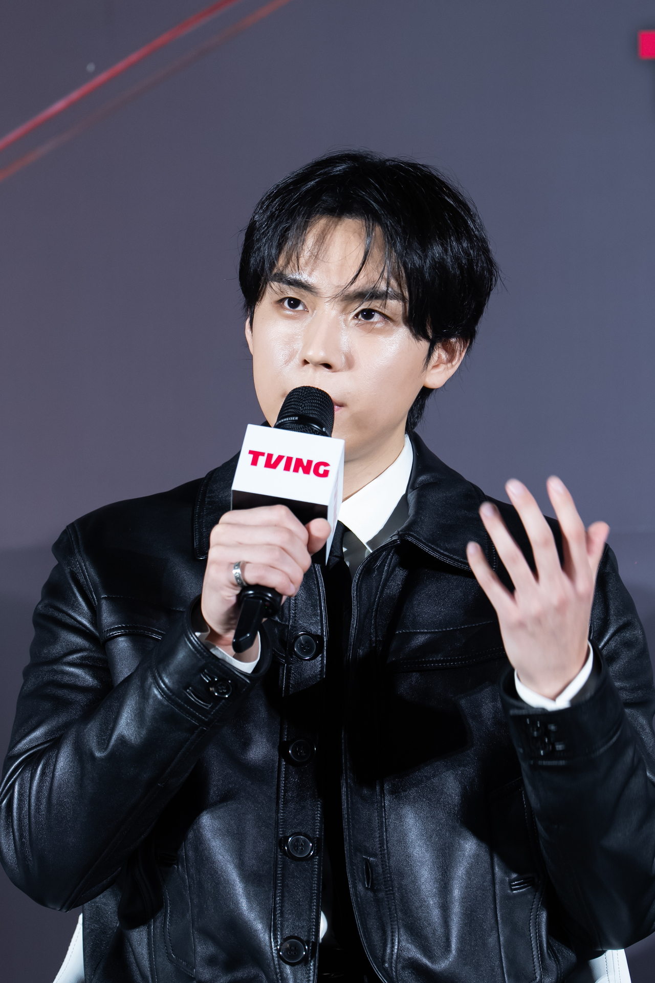 30일 오후 서울 CGV 용산아이파크몰에서 티빙 오리지널 <친애하는 X>가 제작발표회를 열었다. 현장에서 질문에 답하고 있는 김도훈. [티빙 제공]
