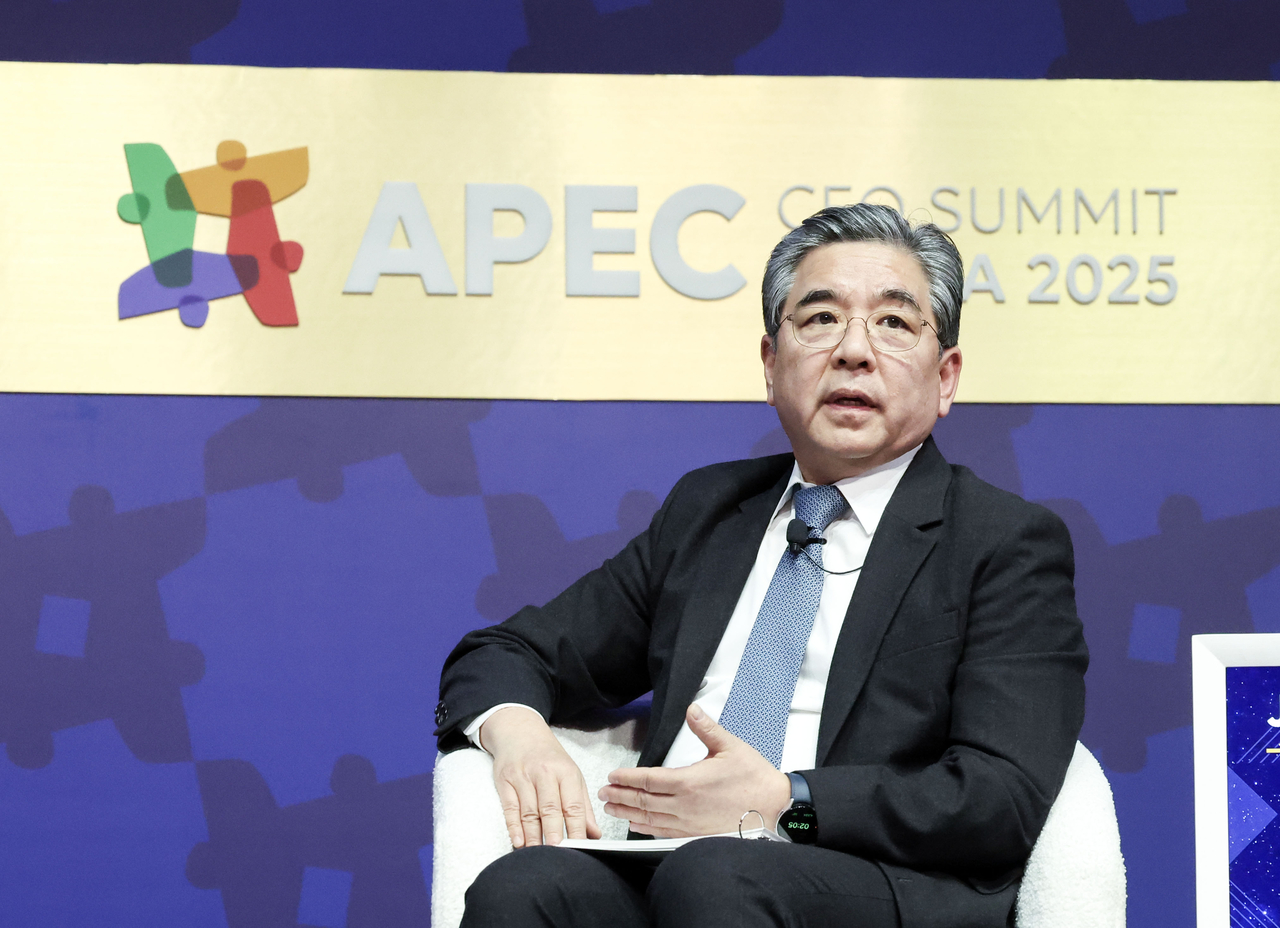 Hyundai Motor Group Vice Chairman Jang Jae-hoon speaks during the session titled “Hydrogen, Beyond Mobility: New Energy for Society,” during the APEC CEO Summit at the Gyeongju Arts Center in Gyeongju, North Gyeongsang Province, on Thursday. (Im Se-jun/The Korea Herald)