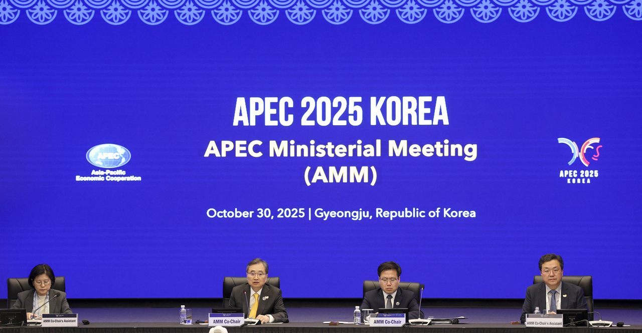 Foreign Minister Cho Hyun co-chairs the APEC Ministerial Meeting with Trade Minister Yeo Han-koo in Gyeongju, North Gyeongsang Province, on Thursday. (Im Se-jun/The Korea Herald)