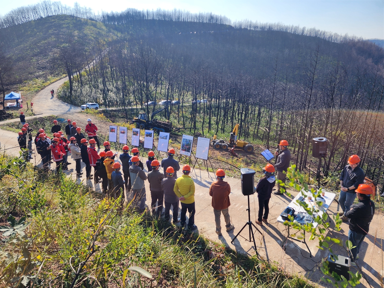 영주국유림관리소가 29일 안동 대형산불 피해지인 국유림에서 고성능 임업기계 장비 활용 활성화를 위한 시연회를 열었다.[영주국유림관리소 제공]