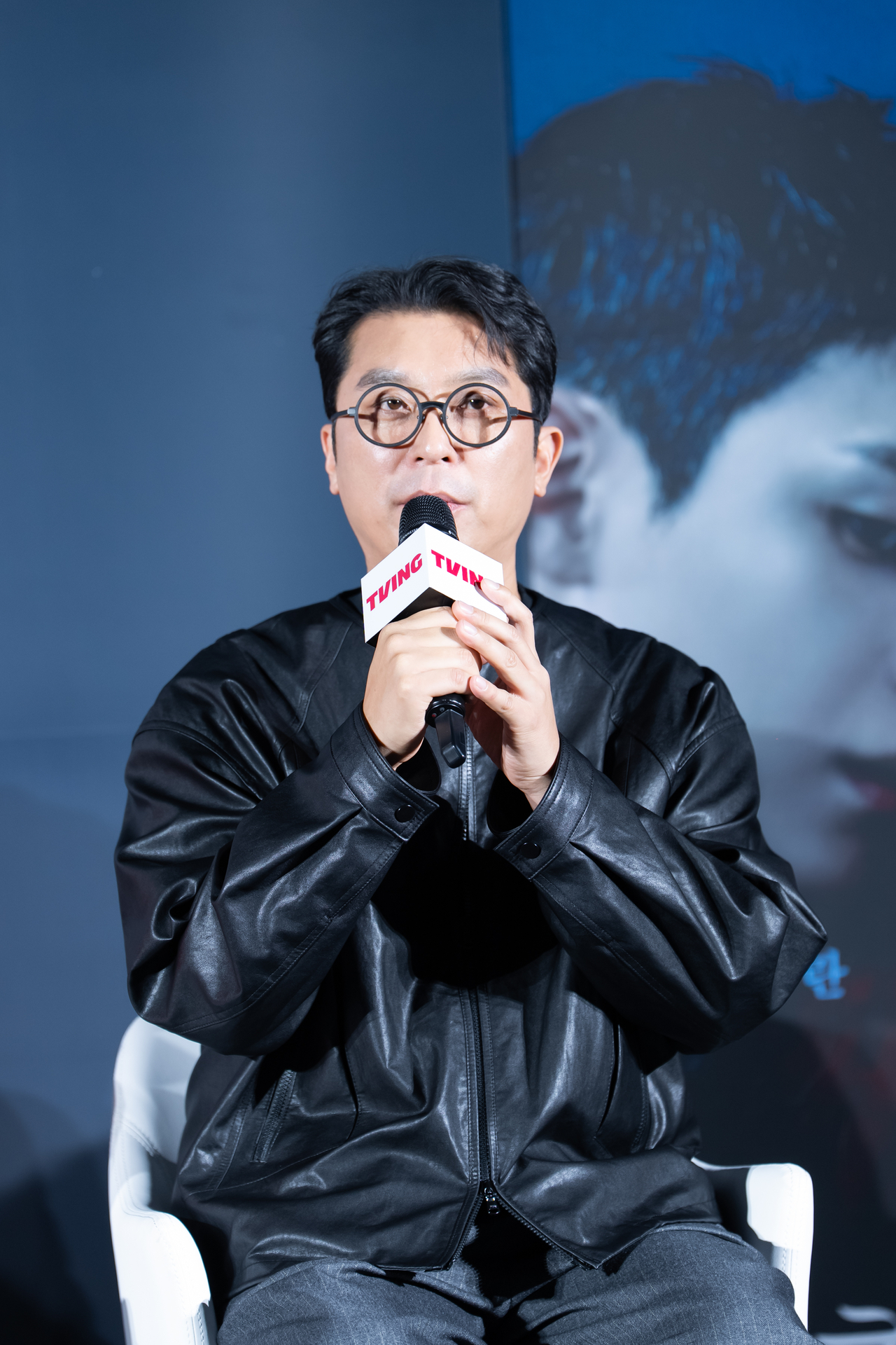 30일 오후 서울 CGV 용산아이파크몰에서 티빙 오리지널 <친애하는 X>가 제작발표회를 열었다. 현장에서 질문에 답하고 있는 이응복 감독. [티빙 제공]