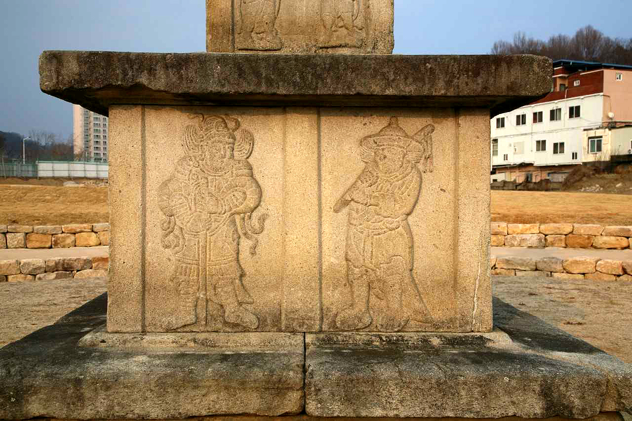예천 개심사지 오층 석탑 상층 기단 갑석과 면석모습[예천군 제공]