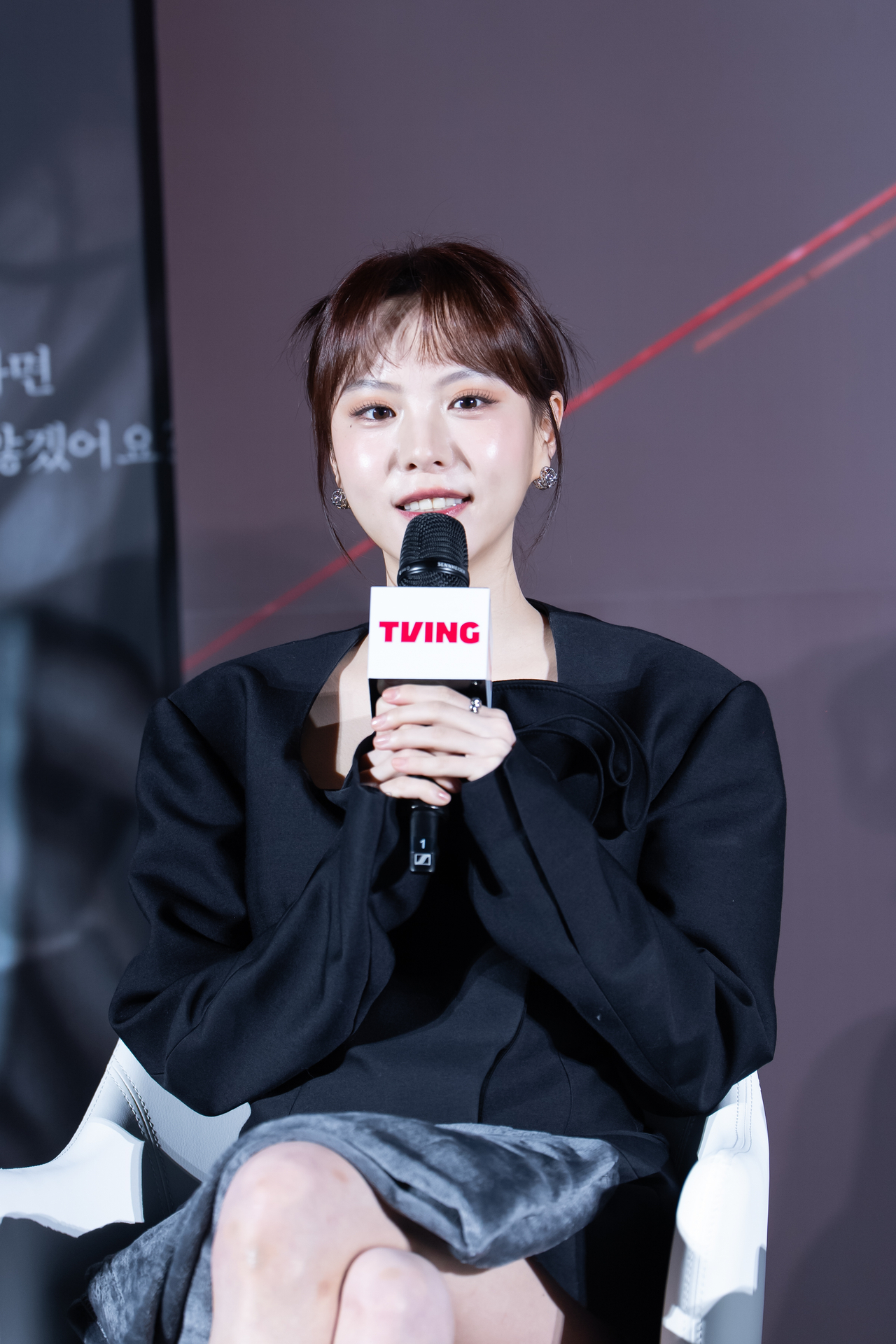 30일 오후 서울 CGV 용산아이파크몰에서 티빙 오리지널 <친애하는 X>가 제작발표회를 열었다. 현장에서 질문에 답하고 있는 이열음. [티빙 제공]