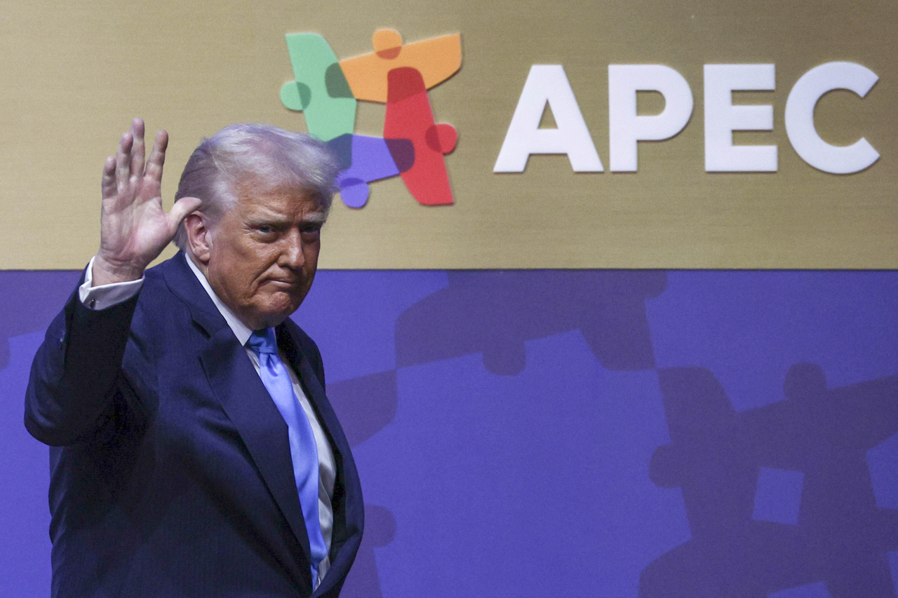 US President Donald Trump leaves the stage after delivering a speech at the 2025 Asia-Pacific Economic Cooperation CEO Summit held at the Gyeongju Arts Center in North Gyeongsang Province on Wednesday. (Yonhap)