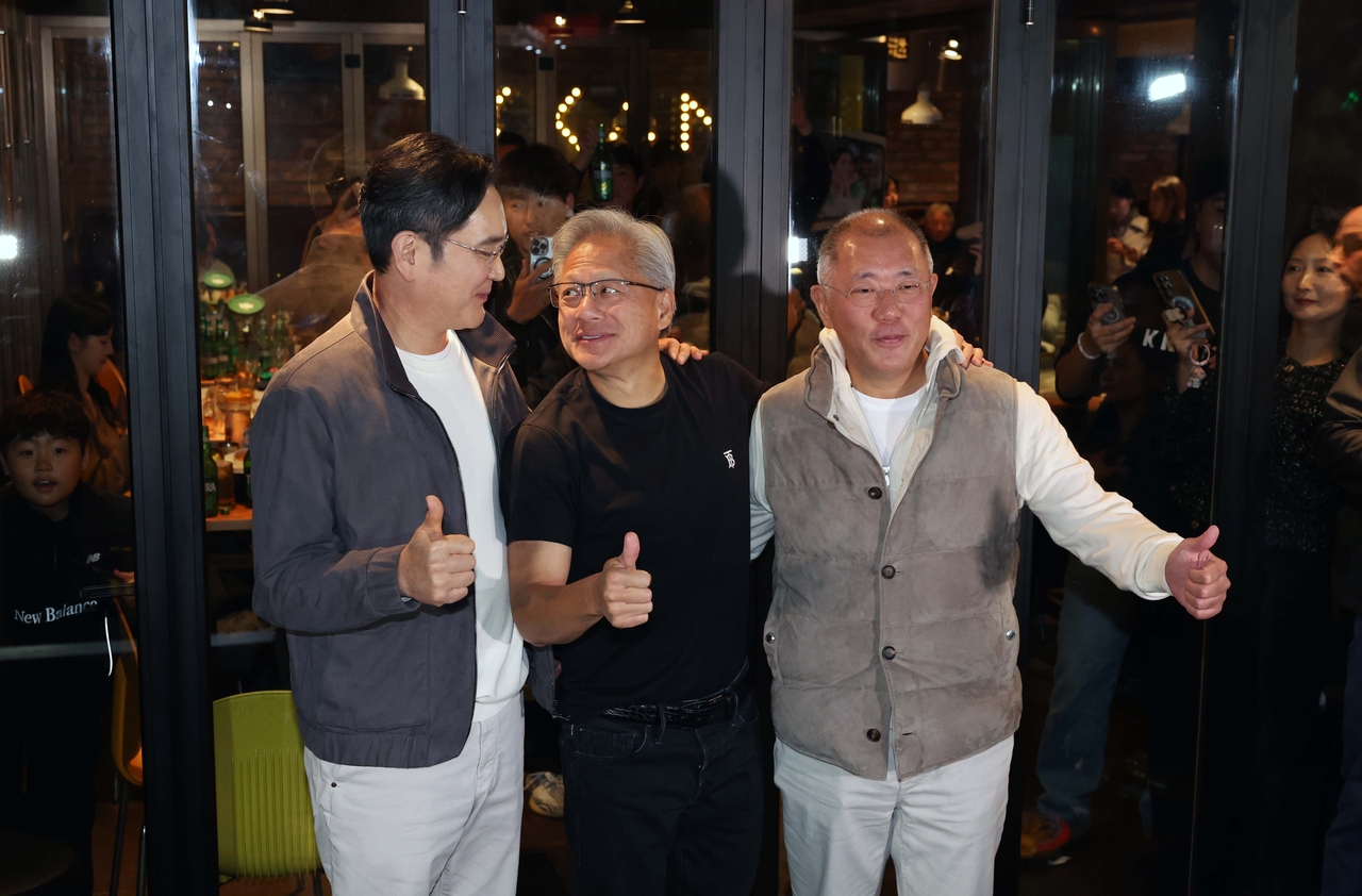 젠슨황 엔비디아 CEO, 이재용 삼성전자 회장, 정의선 현대차그룹 회장이 치킨집에서 회동을 마치고 기념촬영하는 모습