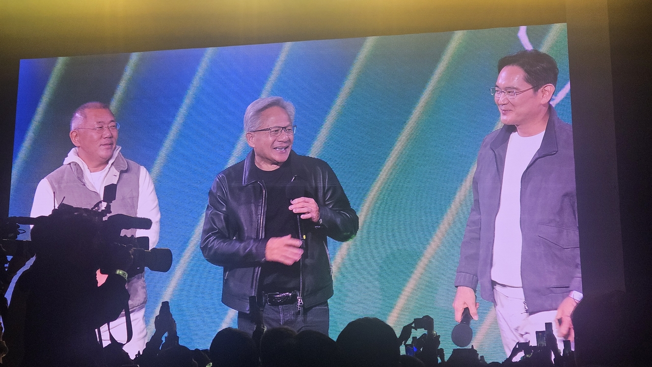 젠슨 황(가운데) 엔비디아 CEO가 30일 서울 코엑스에서 열린 엔비디아 그래픽카드(GPU) ‘지포스’의 한국 출시 25주년 행사에서 이재용(오른쪽) 삼성전자 회장, 정의선 현대차그룹 회장과 함께 무대 위 발언을 하고 있다. 박지영 기자