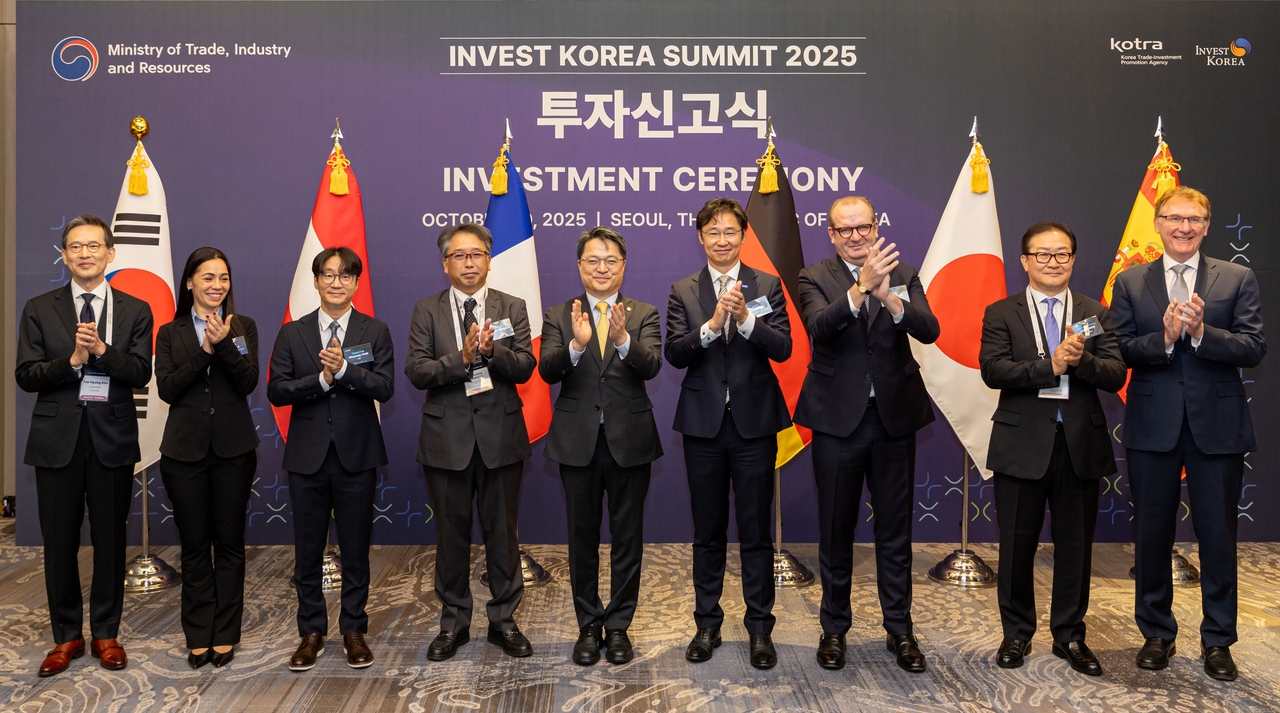 First Vice Industry Minister Moon Shin-hak (center) and Invest Korea Summit Commissioner Kim Tae-hyung (far left) pose for a picture with other officials at the investment ceremony held in Seoul during Invest Korea Summit 2025 on Thursday. (Kotra)