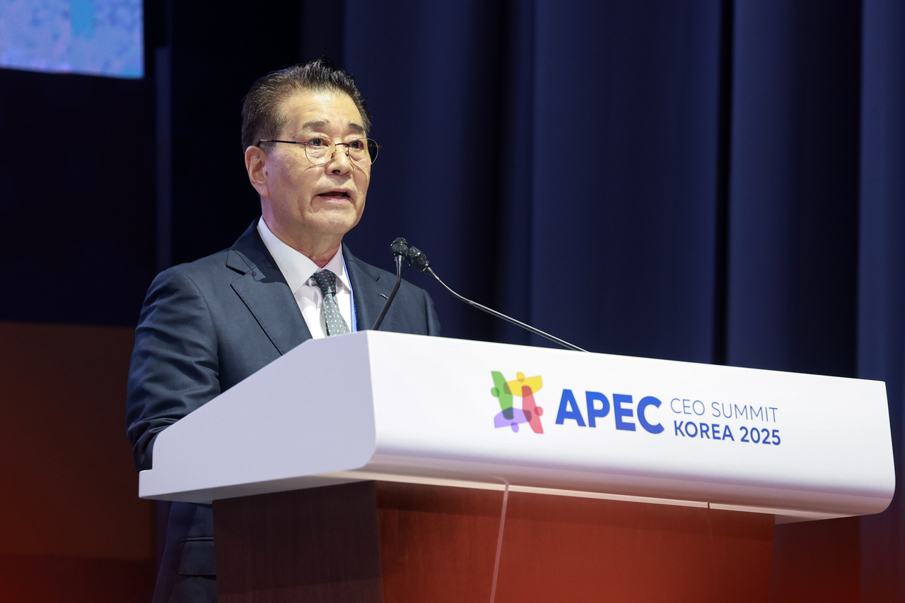 Posco Group Chair Chang In-hwa delivers a speech at the APEC CEO Summit in Gyeongju, North Gyeongsang Province, Thursday. (Im Se-jun/The Korea Herald)