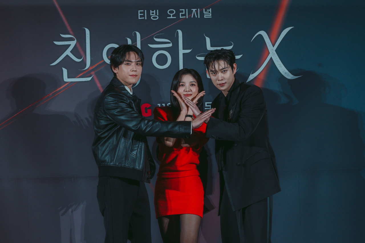 30일 오후 서울 CGV 용산아이파크몰에서 티빙 오리지널 <친애하는 X>가 제작발표회를 열었다. 현장에서 포즈를 취하고 있는 김도훈(왼쪽부터), 김유정, 김영대. [티빙 제공]