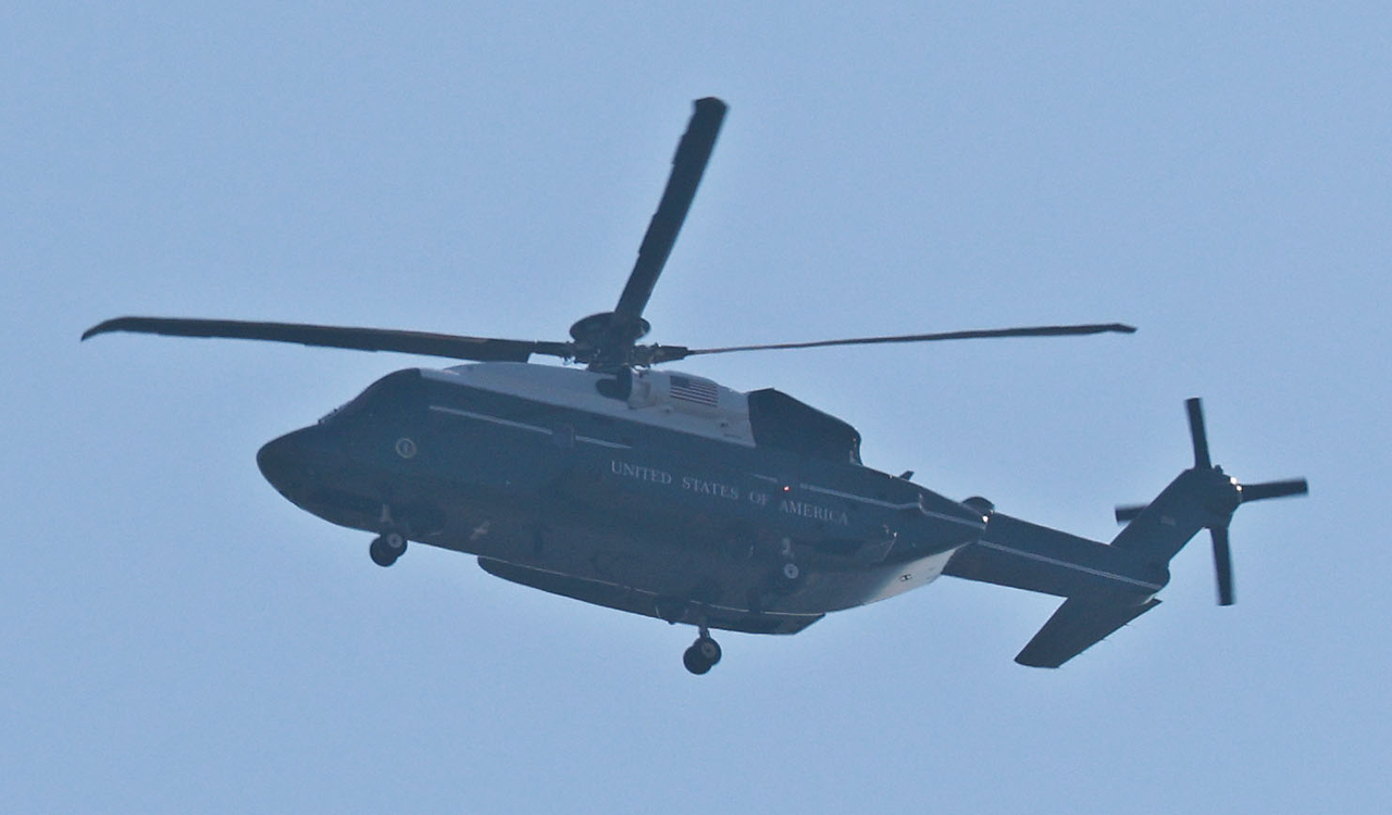 A helicopter carrying US President Donald Trump heads to Gyeongju, North Gyeongsang Province, Wednesday. (Yonhap)