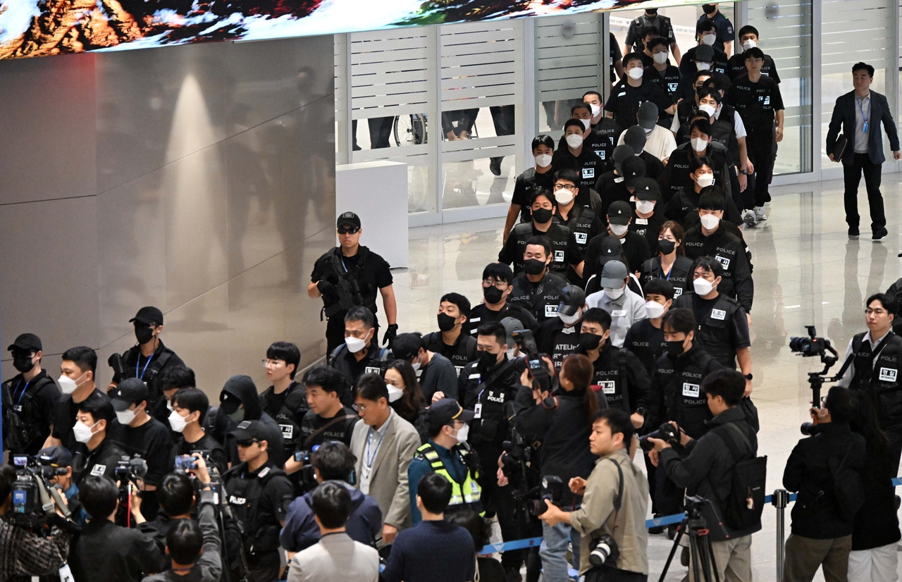 South Koreans detained in Cambodia over online scams are repatriated through Terminal 2 of Incheon International Airport on Oct. 18. (Yonhap)