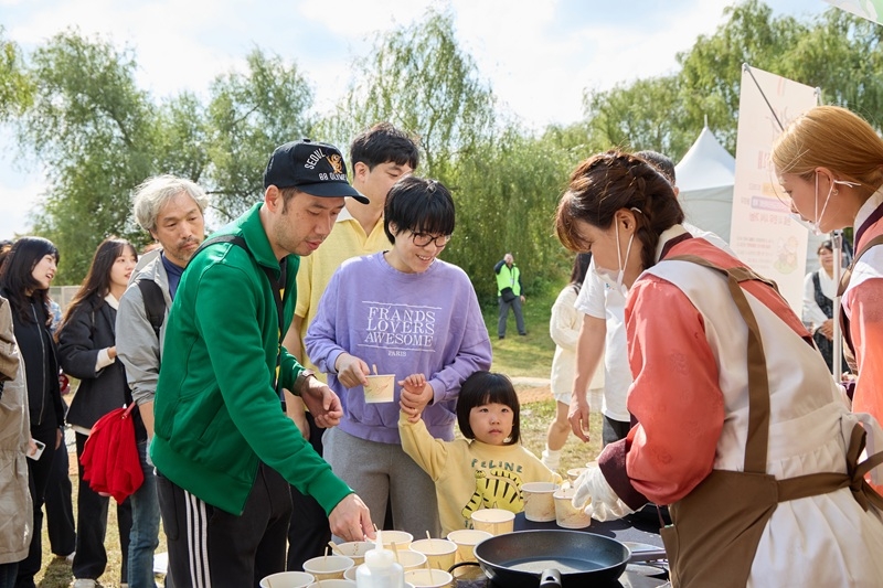 ‘서울 바비큐 페스타’ 한우 홍보 부스 방문객의 시식 모습 [한우자조금 제공]