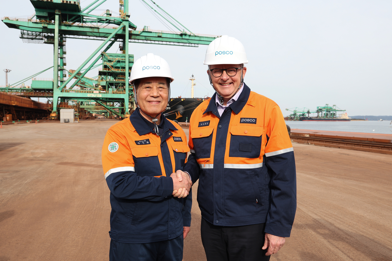 Posco Group Chair Chang In-hwa (left) and Australian Prime Minister Anthony Albanese pose for a photo at Posco's steelworks in Pohang, North Gyeongsang Province, Thursday. (Posco Group)