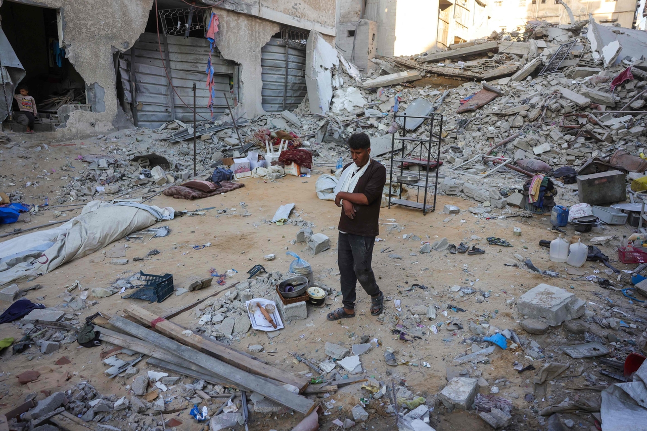 A man walks amid the rubble of a house destroyed in an Israeli strike in Khan Younis, Gaza Strip, Wednesday. (AFP-Yonhap)
