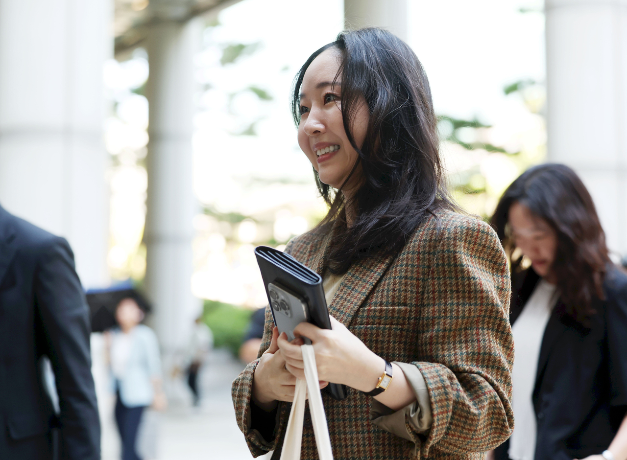 Former Ador CEO Min Hee-jin arrives at the Seoul Central District Court in Seocho-gu, Seoul, Oct. 11, to attend a hearing on a lawsuit filed by Hybe over stock payment and the termination of a shareholders’ agreement. (Newsis)
