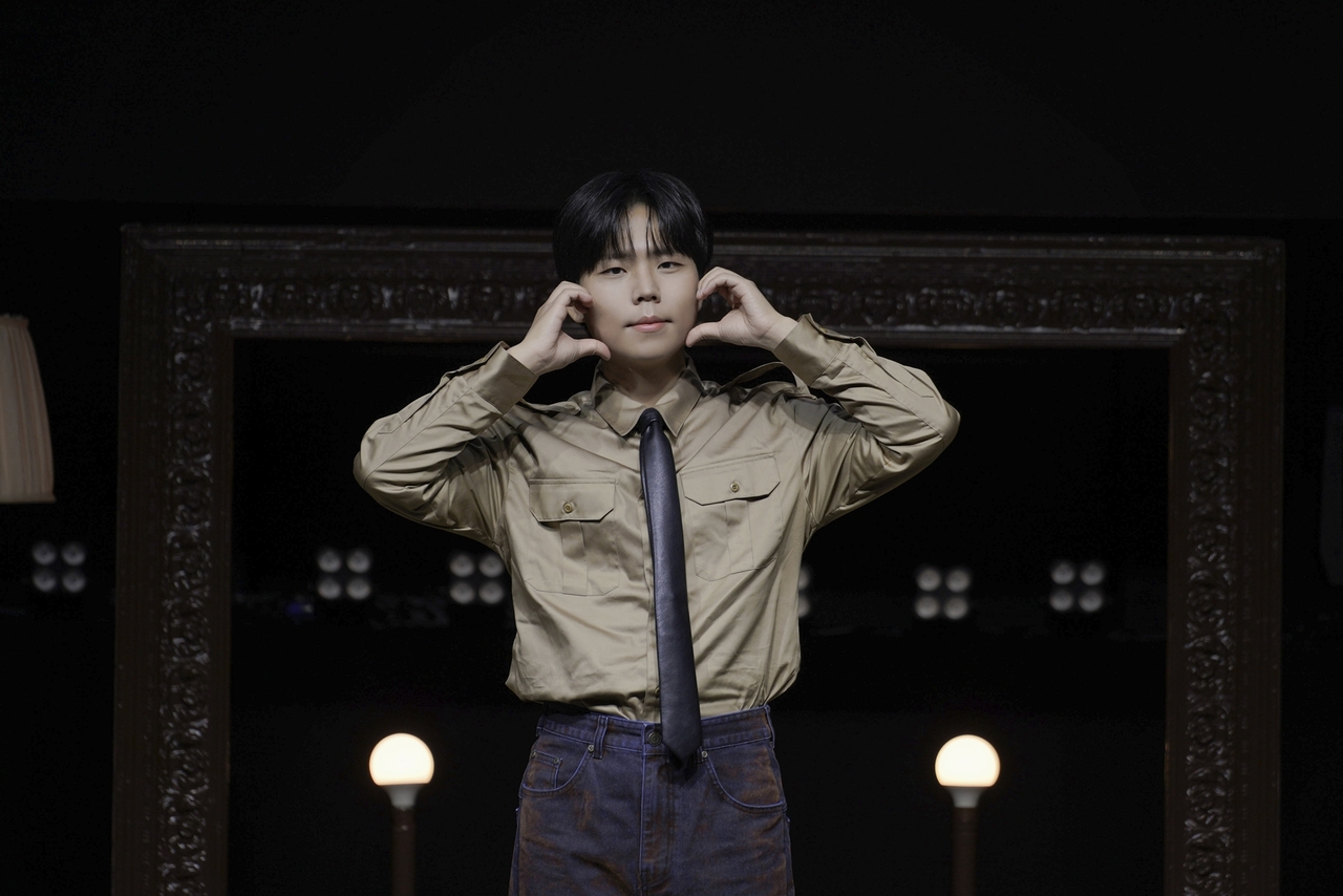 Jung Seung-hwan poses for a photo at a media showcase held at Yes24 Wonder Lock Hall in Seoul, Thursday. (Antenna)