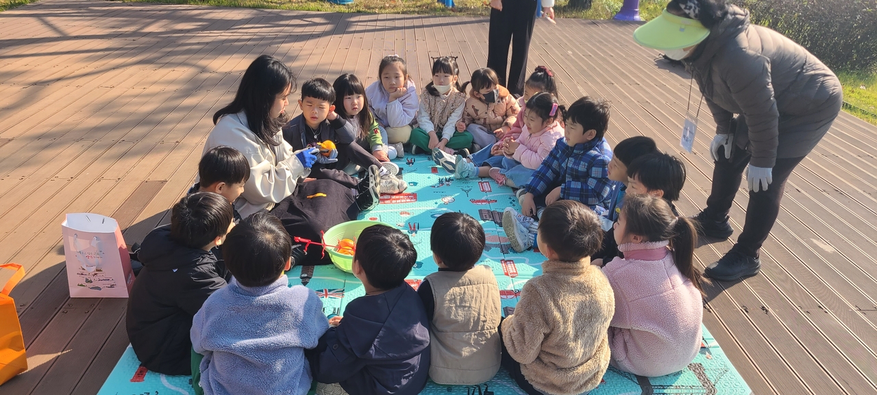 상주시가 내달 2일까지 상주곶감공원에서 ‘상주곶감 만들기 체험행사’를 운영한다.[상주시 제공]