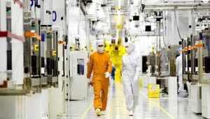 Industrial output expands in Sept. on robust chip production; retail sales down for 2nd month