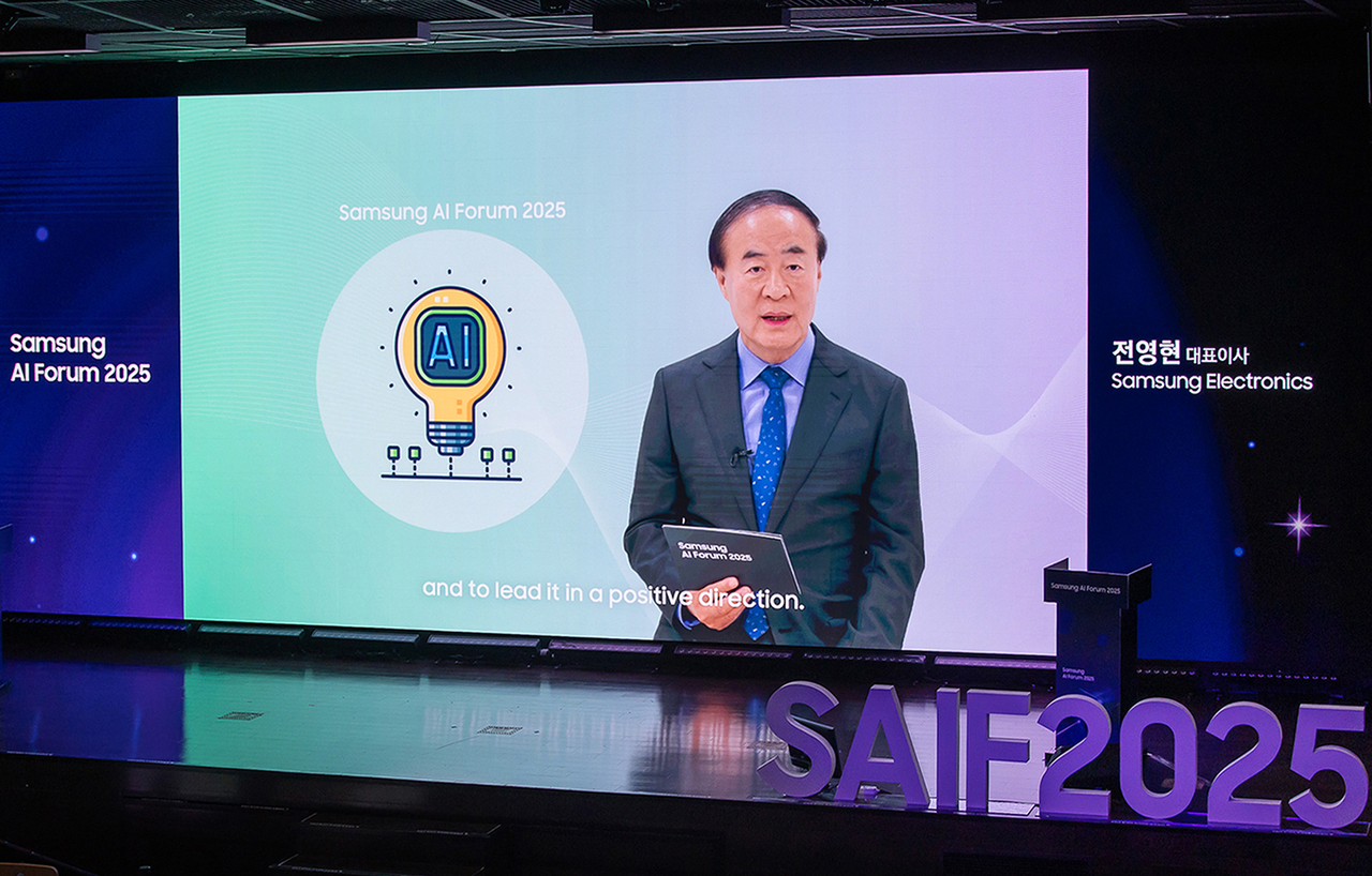 Jun Young-hyun, head of the company's device solution business, speaks during an event held in Yongin, south of Seoul on Sept. 15. (Samsung Electrionics via Yonhap)