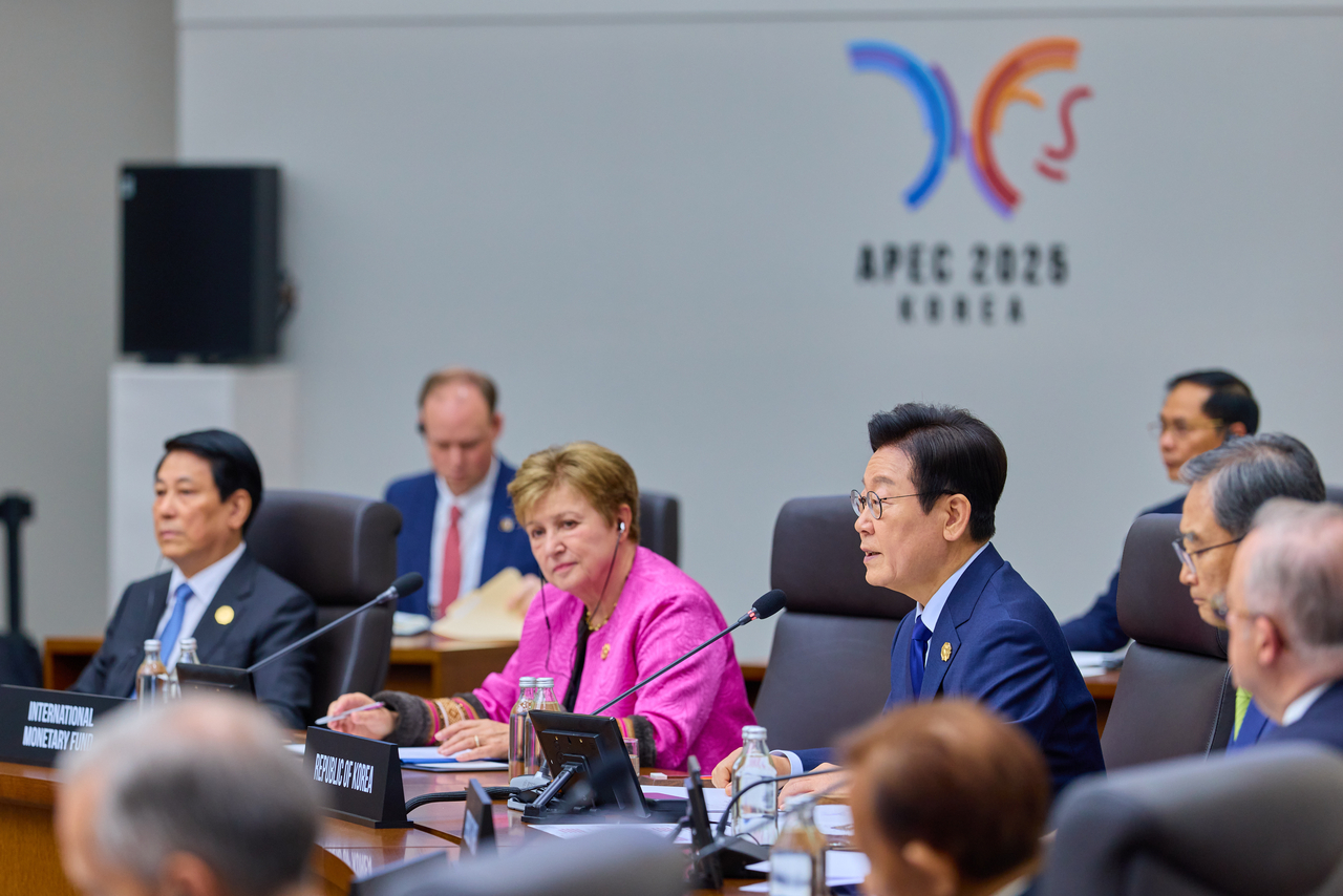 South Korean President Lee Jae Myung speaks during the first session of the Asia-Pacific Economic Cooperation summit at the Gyeongju Hwabaek International Convention Center in Gyeongju, North Gyeongsang Province, Friday. (Pool photo via Yonhap)