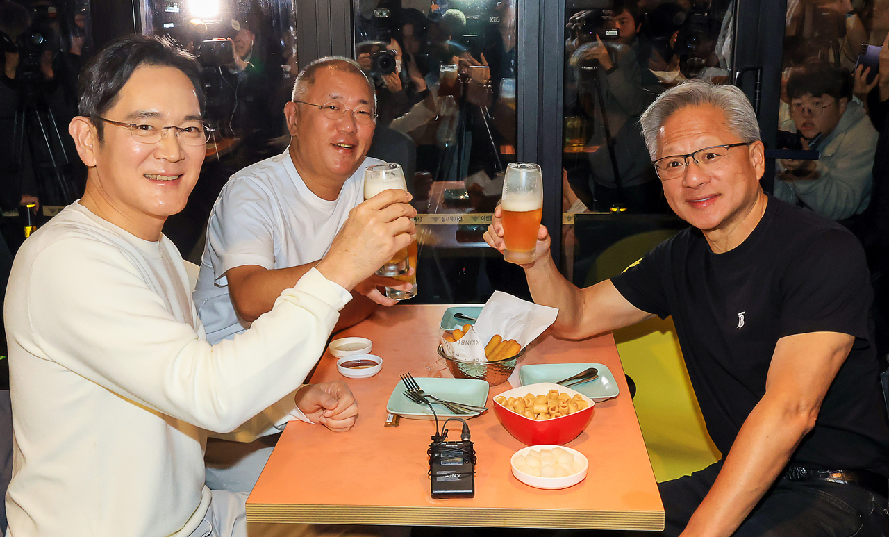 Huang (right) sits with Samsung Electronics Chairman Lee Jae-yong (far left) and Hyundai Motor Group Executive Chair Chung Euisun for a dinner at a restaurant in Samseong-dong, Seoul, Thursday. (Pool photo via Yonhap)