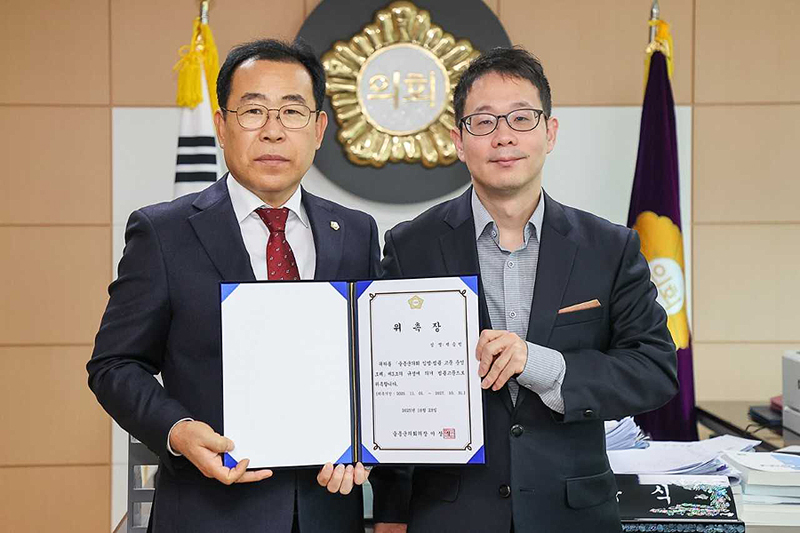 이상식의장(왼쪽)이 법률 분야 고문에 위촉된 백승빈 변호사에게 위촉장을 전달하고 있다.[울릉군 의회제공]