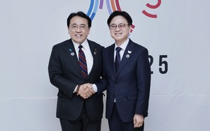 Industry minister discusses economic cooperation with Japan, Vietnam during APEC gathering