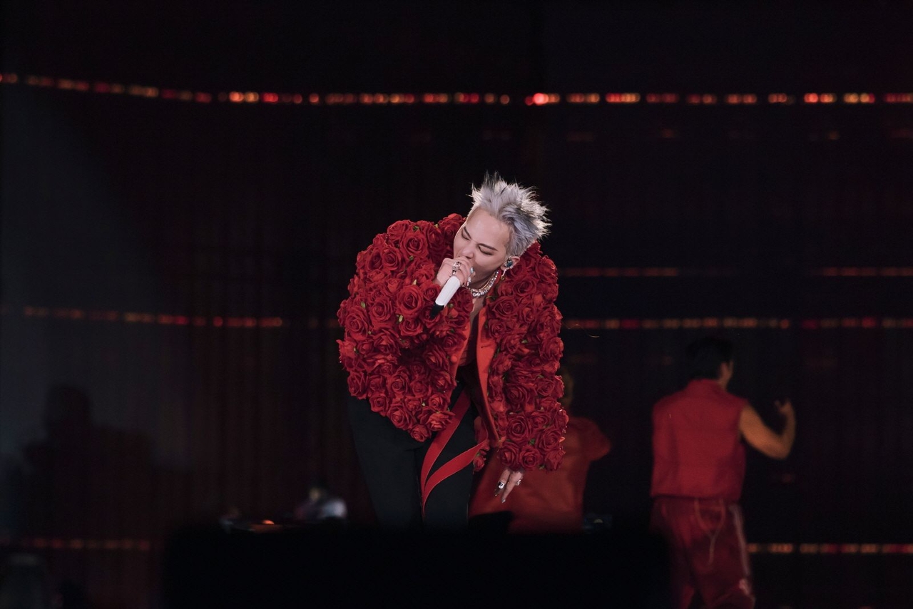 [사진] 지난 3월 ‘쿠팡플레이와 함께하는 G-DRAGON 2025 월드투어 [위버맨쉬] 인 코리아’에서 지드래곤이 무대를 펼치고 있다.