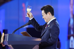 Lee hosts APEC gala dinner