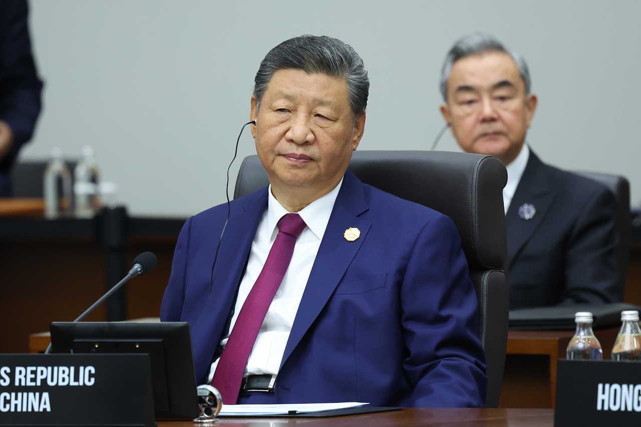 Chinese President Xi Jinping attends the first session of the Asia-Pacific Economic Cooperation summit at the Gyeongju Hwabaek International Convention Center in Gyeongju, North Gyeongsang Province, Friday. (Yonhap)