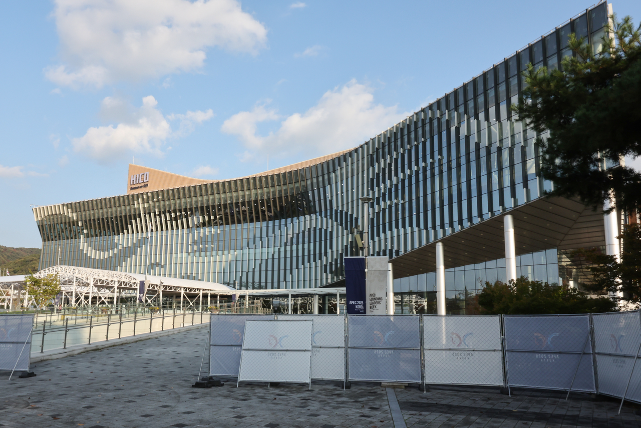 Fences are installed outside the Gyeongju Hwabaek International Convention Center -- the venue for the Asia-Pacific Economic Cooperation summit -- in the southeastern city of Gyeongju on Sunday. (Yonhap)