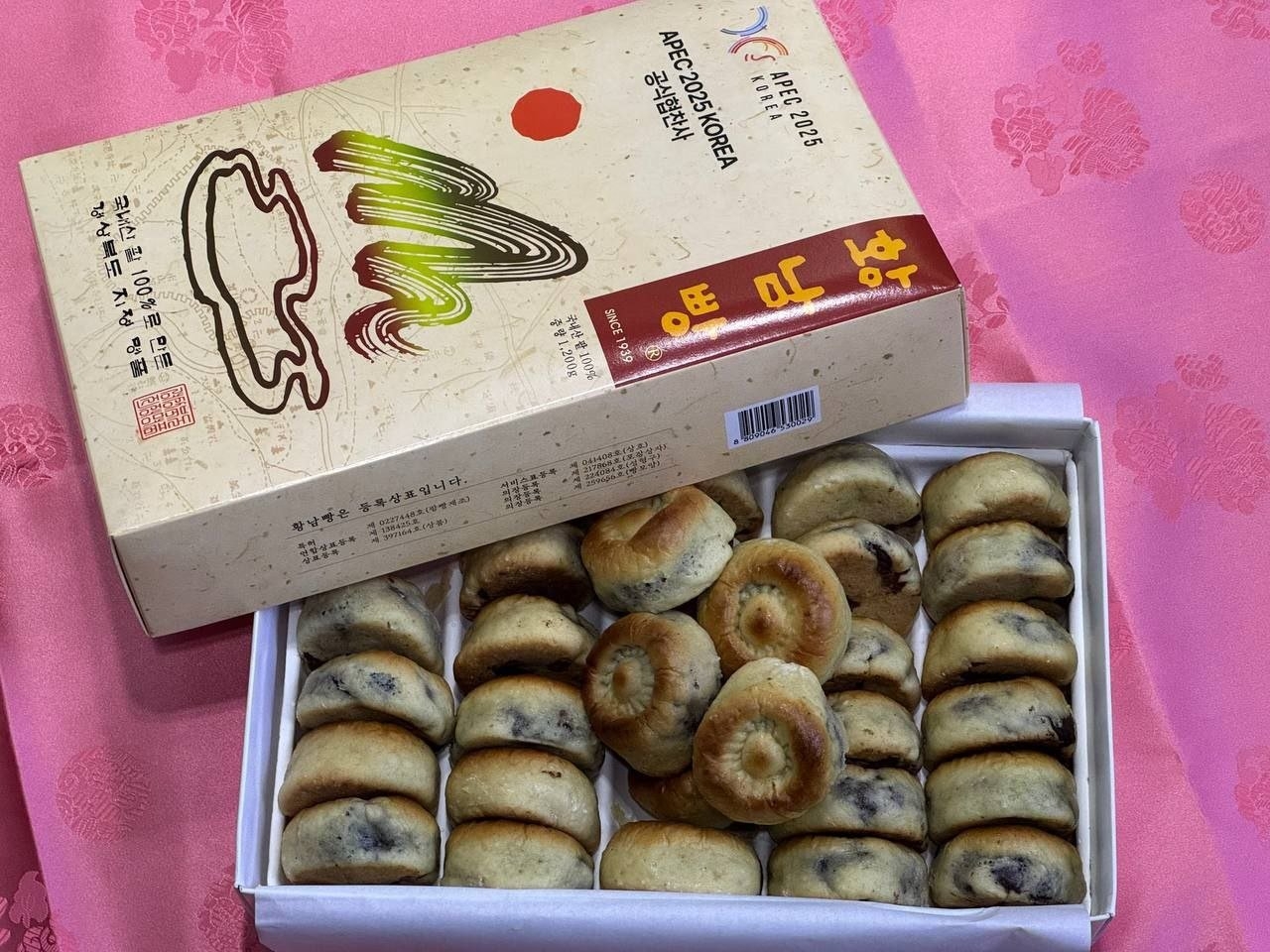 This photo shows a box of Hwangnamppang given to Chinese President Xi Jinping by South Korea's presidential office. (Presidential office)