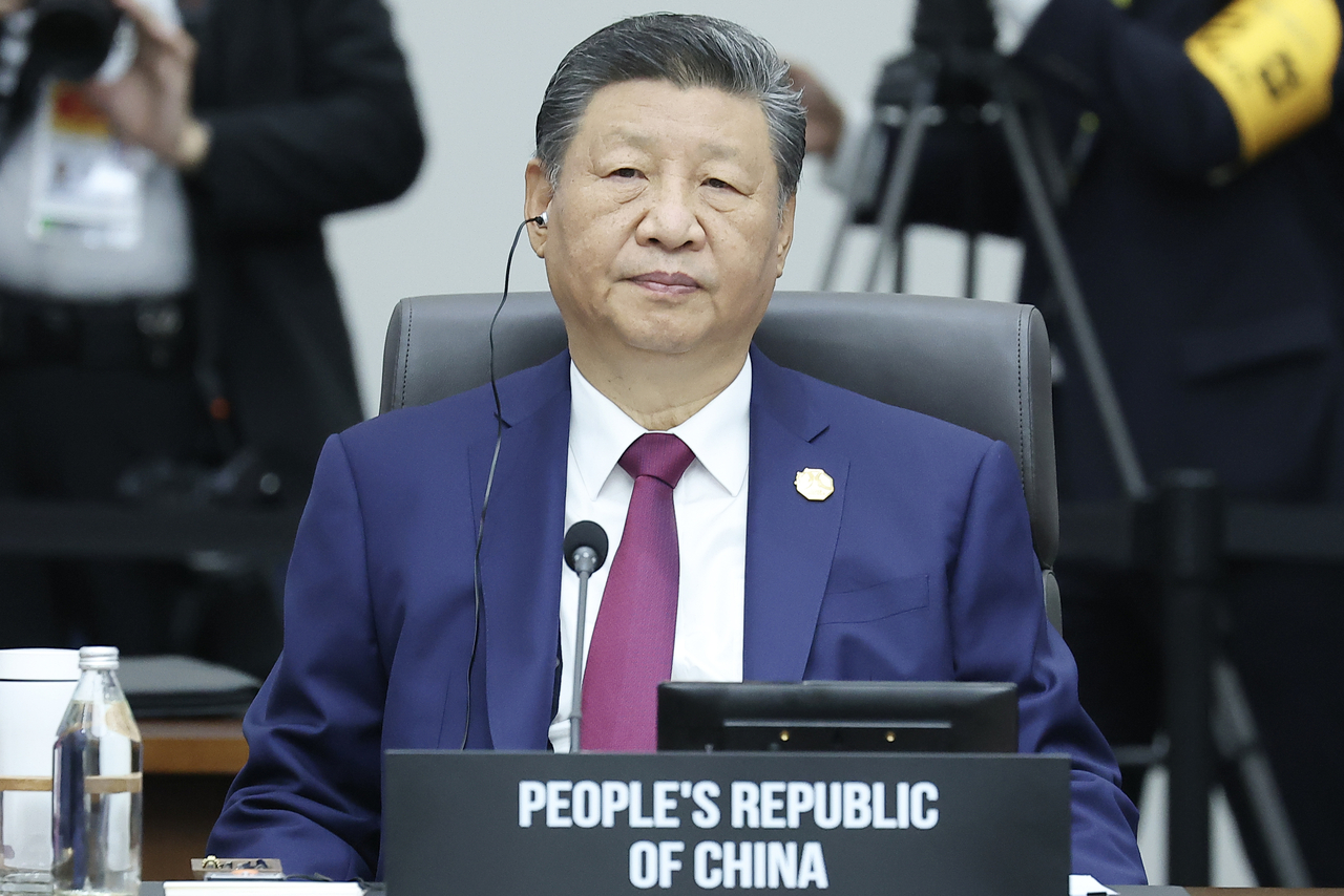 Chinese President Xi Jinping attends the first session of the Asia-Pacific Economic Cooperation summit at the Gyeongju Hwabaek International Convention Center in Gyeongju, North Gyeongsang Province, Friday. (Yonhap)