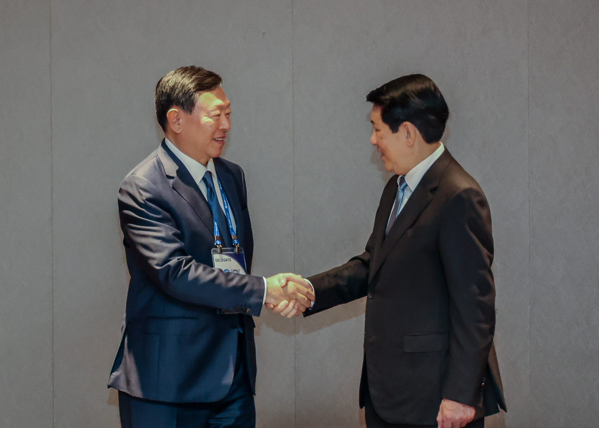 Lotte Group Chair Shin Dong-bin (left) shakes hands with Vietnamese President Luong Cuong during a meeting in Gyeongju, North Gyeongsang Province, Thursday. (Lotte Group)