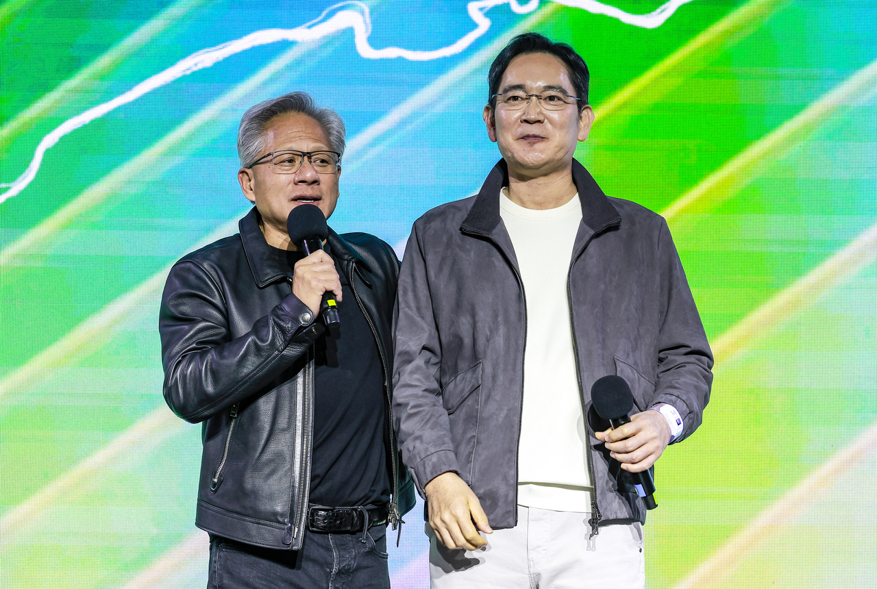 Nvidia CEO Jensen Huang (left) and Samsung Electronics Chairman Lee Jae-yong attend the 25th anniversary event of Nvidia's GeForce graphics card held at COEX in Seoul on Thursday. (Yonhap)