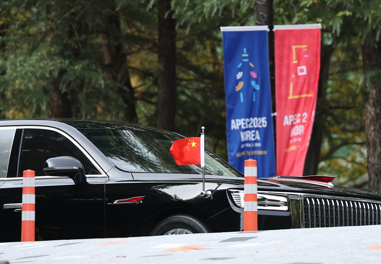 A vehicle believed to be carrying Chinese President Xi Jinping, who is on a state visit to South Korea to attend the APEC summit in Gyeongju, North Gyeongsang Province, passes along a road in the city on Thursday. (Yonhap)